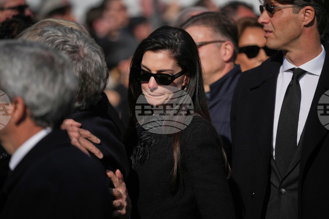 Ан Хатауей и Донатела Версаче бяха сред знаменитостите на погребението на италианския дизайнер Валентино