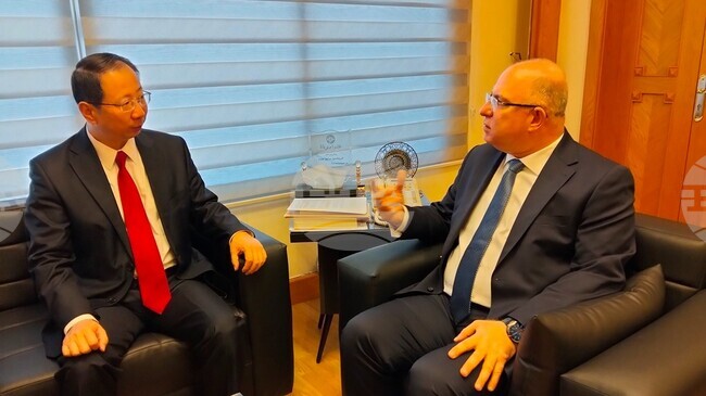 ННА: Ливанският министър на труда се срещна с китайския посланик в страната