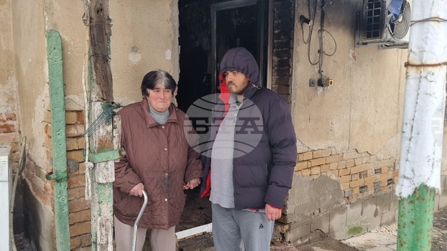 Майка и син от град Тръстеник останаха без дом след пожар, дарители и местни хора помагат за възстановяването