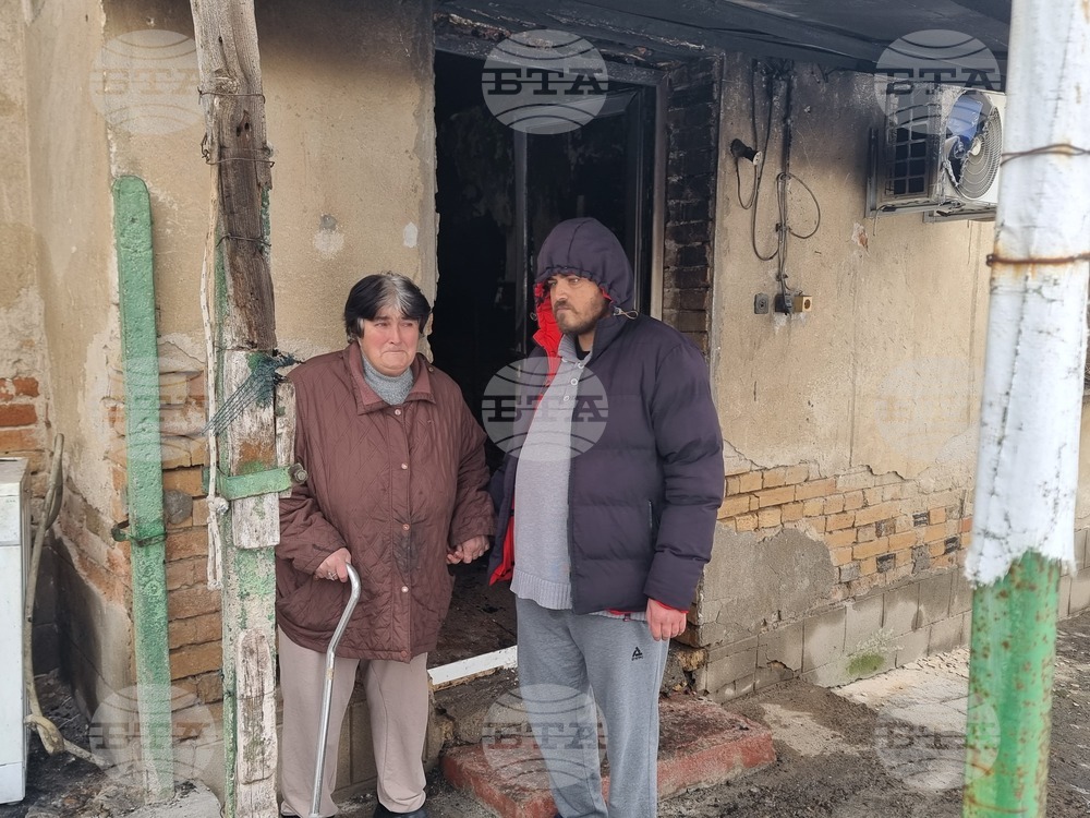 Майка и син от град Тръстеник останаха без дом след пожар, дарители и местни хора помагат за възстановяването