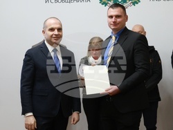 Министерство на транспорта и съобщенията - зарядни центрове - договор