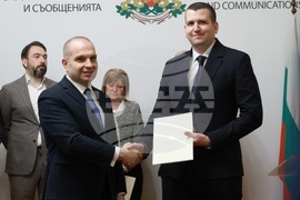 Министерство на транспорта и съобщенията - зарядни центрове - договор