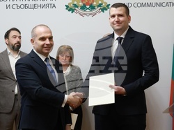 Министерство на транспорта и съобщенията - зарядни центрове - договор