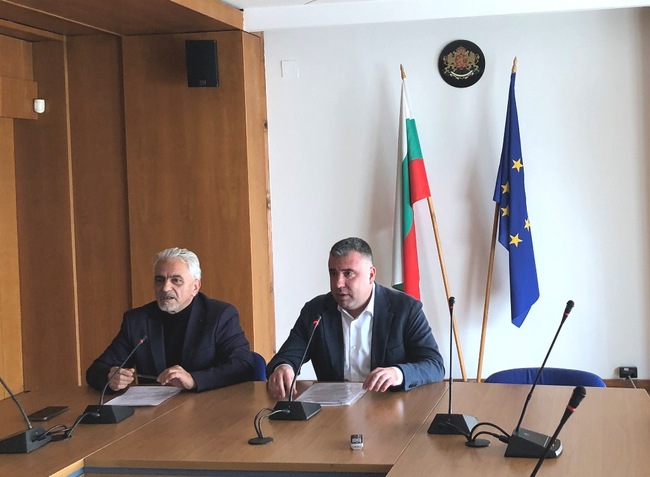 Областният управител Захари Сираков председателства днешното заседание на Областния координационен център