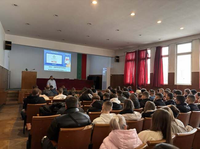 Представители на Дирекция „Киберсигурност“ към ГДБОП изнесоха лекция пред дванадесетокласници в Сливен
