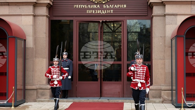 Румен Радев излезе от сградата на президентството 