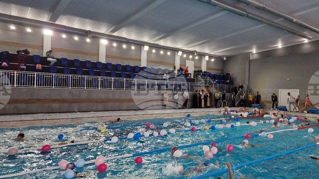 С водосвет във Враца официално бе открит изцяло обновеният закрит плувен басейн