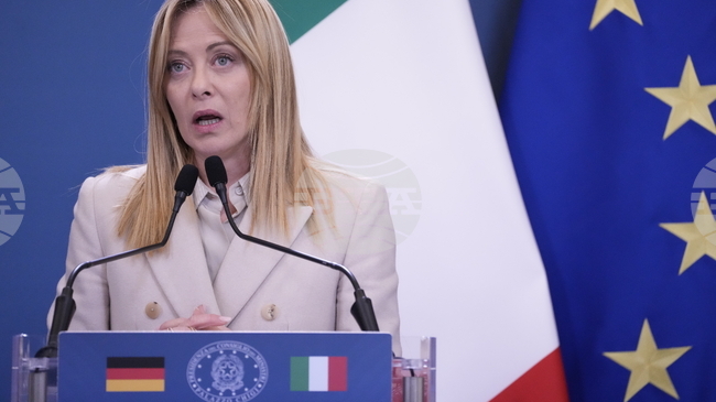 Мелони разговаря с майката на двугодишно дете, на което е било присъдено увредено сърце