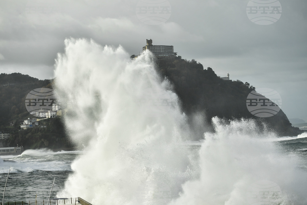 Ветровете на бурята “Клаус” предизвикват вълни, високи до 21 метра по испанското крайбрежие преди 17 години