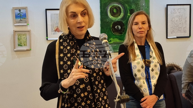 Единственият шанс да променим държавата си е през изкуство и творене, каза във Варна писателката Яна Борисова