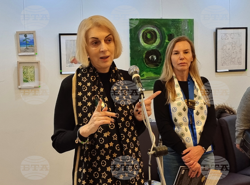 Единственият шанс да променим държавата си е през изкуство и творене, каза във Варна писателката Яна Борисова