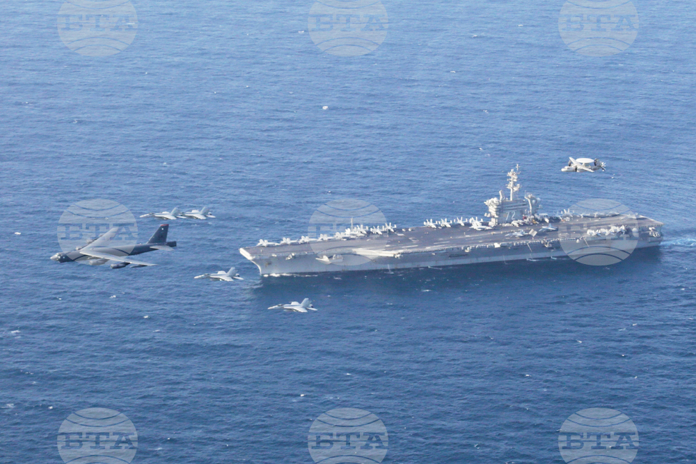 Емисарите на Тръмп посетиха самолетоносача "Ейбрахам Линкълн"