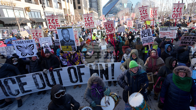 Демократи и републиканци в Конгреса на САЩ призовават министърката на вътрешната сигурност Кристи Ноум да бъде уволнена