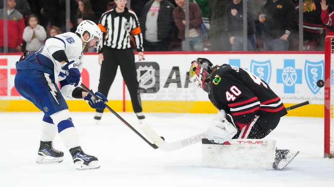 Тампа Бей се наложи над Чикаго с дузпи и оглави Източната конференция на НХЛ