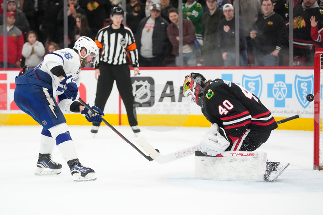 Тампа Бей се наложи над Чикаго с дузпи и оглави Източната конференция на НХЛ