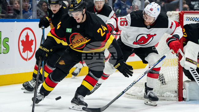 Марк Стоун се разписа два пъти за успеха на Лас Вегас в Торонто, втори хеттрик в кариерата на Оуен Типет донесе крупна победа за Филаделфия в НХЛ