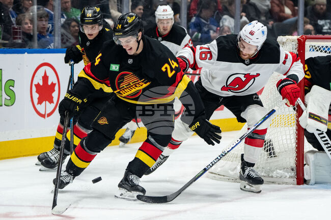 Марк Стоун се разписа два пъти за успеха на Лас Вегас в Торонто, втори хеттрик в кариерата на Оуен Типет донесе крупна победа за Филаделфия в НХЛ