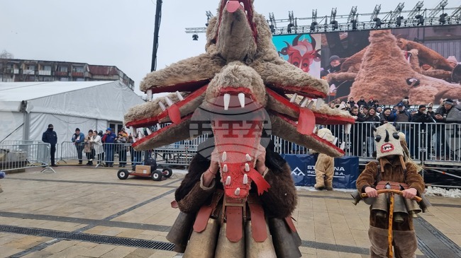 Централният площад в Перник е сцена на третия ден от маскарадните дефилета в рамките на фестивала „Сурва“