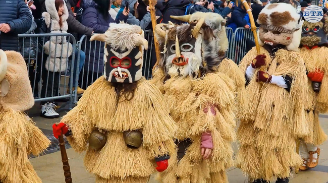 Централният площад в Перник е сцена на третия ден от маскарадните дефилета в рамките на фестивала „Сурва“