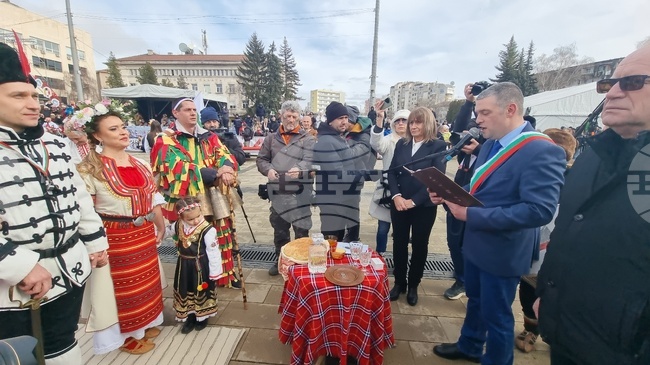 Представители на групата от земенското село Еловдол сключиха граждански брак на сцената на фестивала „Сурва“ в Перник