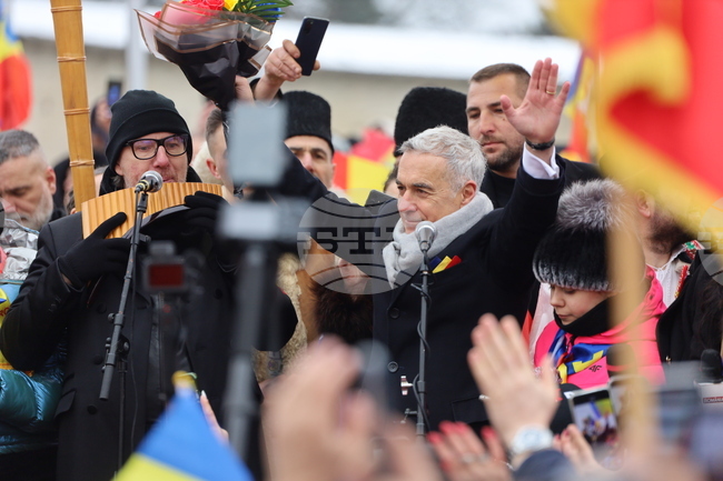 Мерките за неотклонение на бившия кандидат за президент на Румъния Калин Джорджеску и наемника Хорациу Потра остават в сила