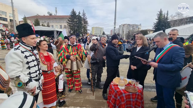 Представители на групата от земенското село Еловдол сключиха граждански брак на сцената на фестивала „Сурва“ в Перник