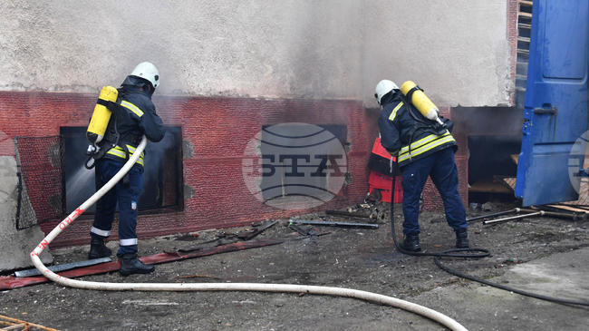 Овладян е пожар в склад за домашни потреби, близо до бензиностанция в Хасково 