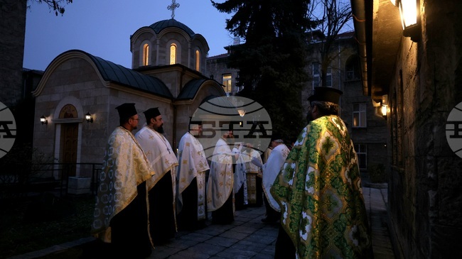 Православни светини – честната ръка на св. Давид от Евбея и шапка от облачението на мощите на св. Йоан Руски, бяха посрещнати в София