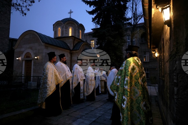 Митрополит Хризостом - патриарх Даниил - делегация и светини - посрещане