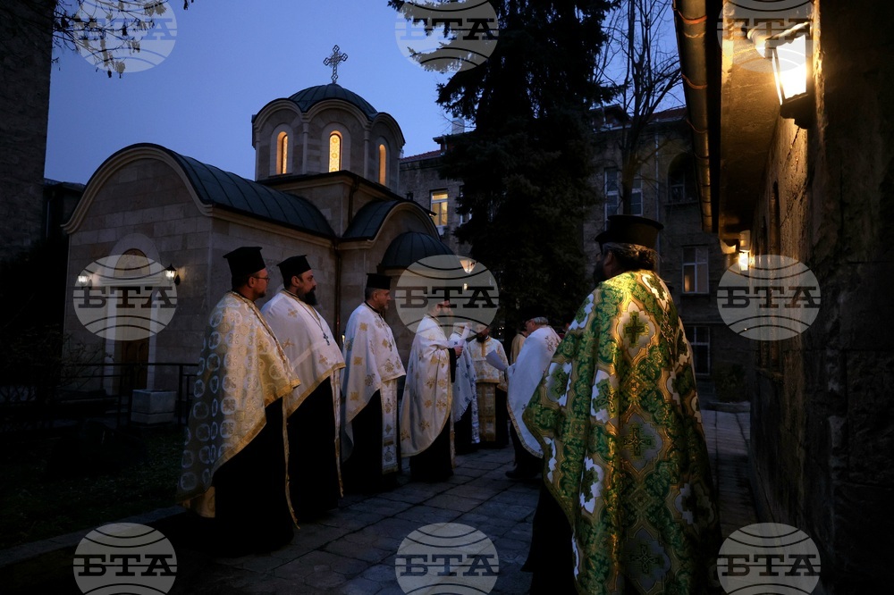 Митрополит Хризостом - патриарх Даниил - делегация и светини - посрещане