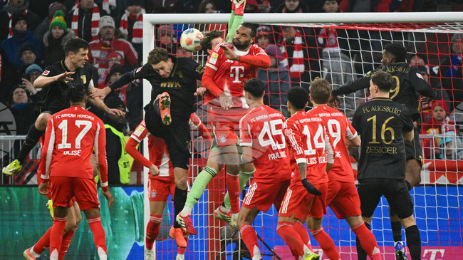 Аугсбург нанесе първа загуба на Байерн Мюнхен за сезона в Бундеслигата