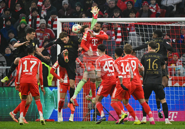 Аугсбург нанесе първа загуба на Байерн Мюнхен за сезона в Бундеслигата