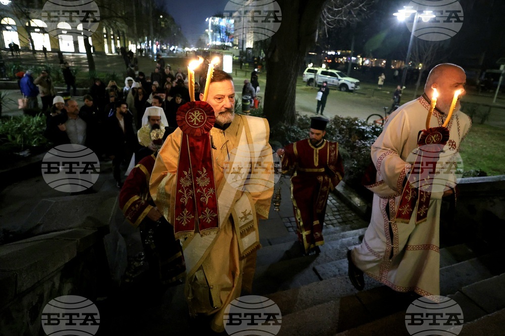 Митрополит Хризостом - патриарх Даниил - делегация и светини - посрещане