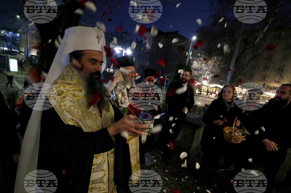 Митрополит Хризостом - патриарх Даниил - делегация и светини - посрещане