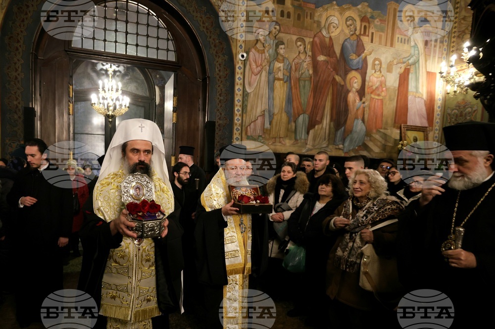 Митрополит Хризостом - патриарх Даниил - делегация и светини - посрещане