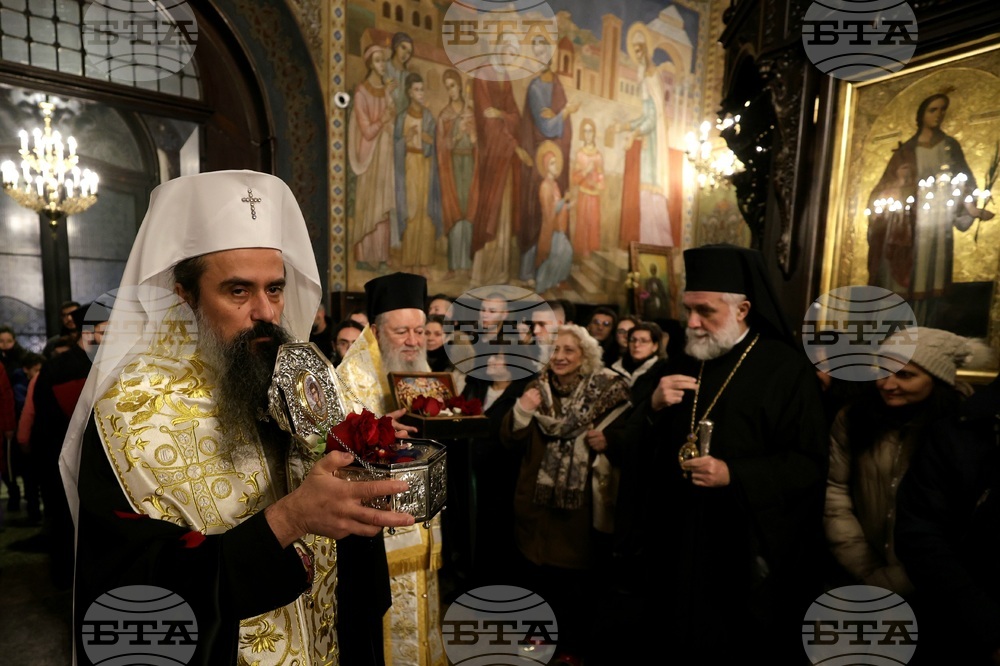 Митрополит Хризостом - патриарх Даниил - делегация и светини - посрещане