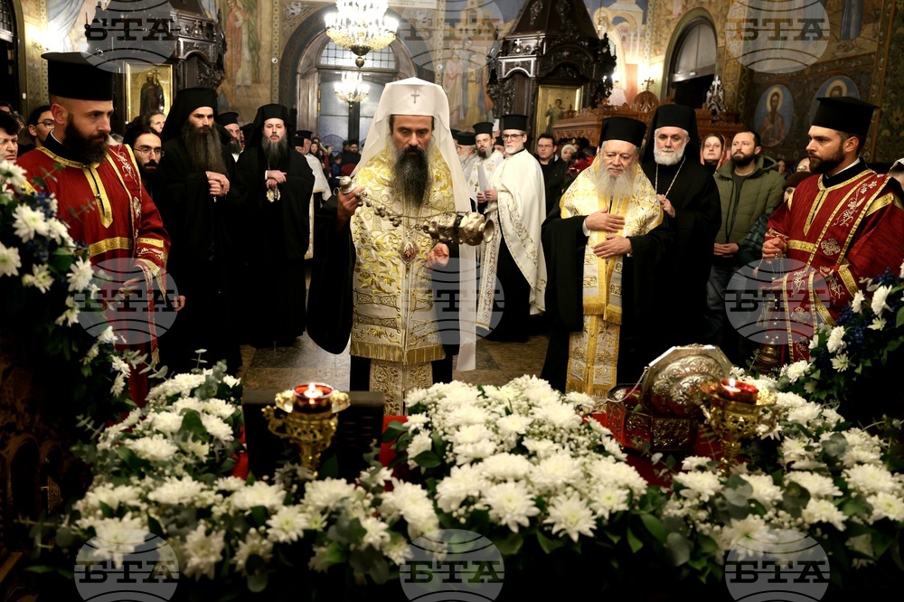 Митрополит Хризостом - патриарх Даниил - делегация и светини - посрещане