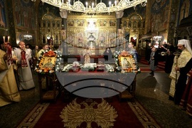 Митрополит Хризостом - патриарх Даниил - делегация и светини - посрещане