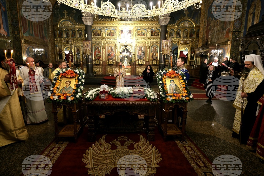 Митрополит Хризостом - патриарх Даниил - делегация и светини - посрещане