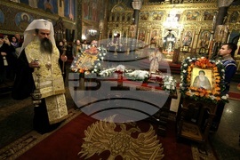 Митрополит Хризостом - патриарх Даниил - делегация и светини - посрещане