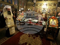 Митрополит Хризостом - патриарх Даниил - делегация и светини - посрещане