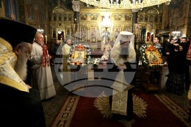 Митрополит Хризостом - патриарх Даниил - делегация и светини - посрещане