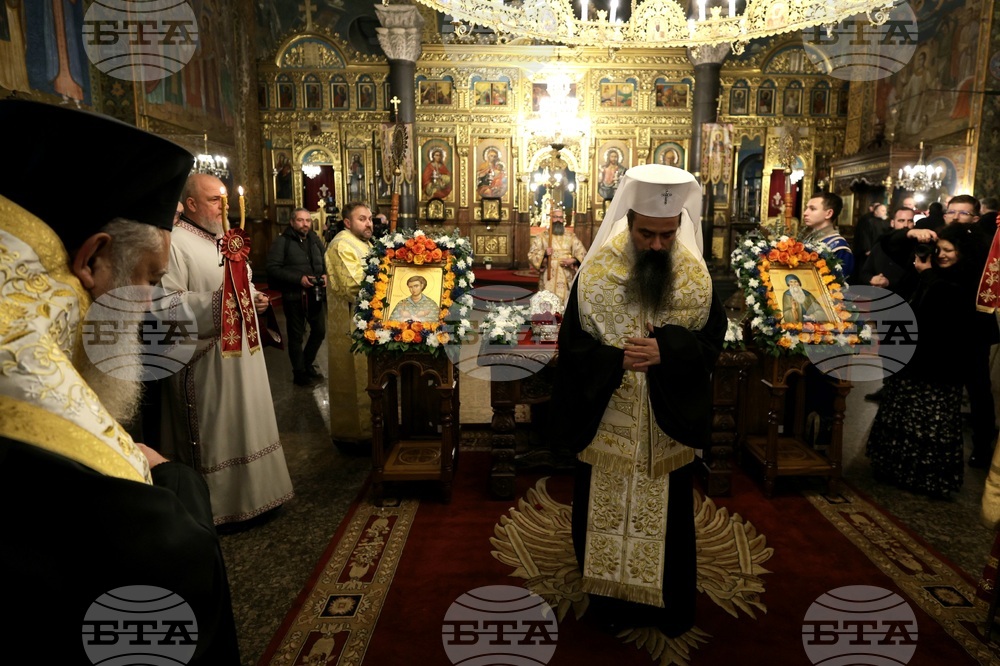 Митрополит Хризостом - патриарх Даниил - делегация и светини - посрещане