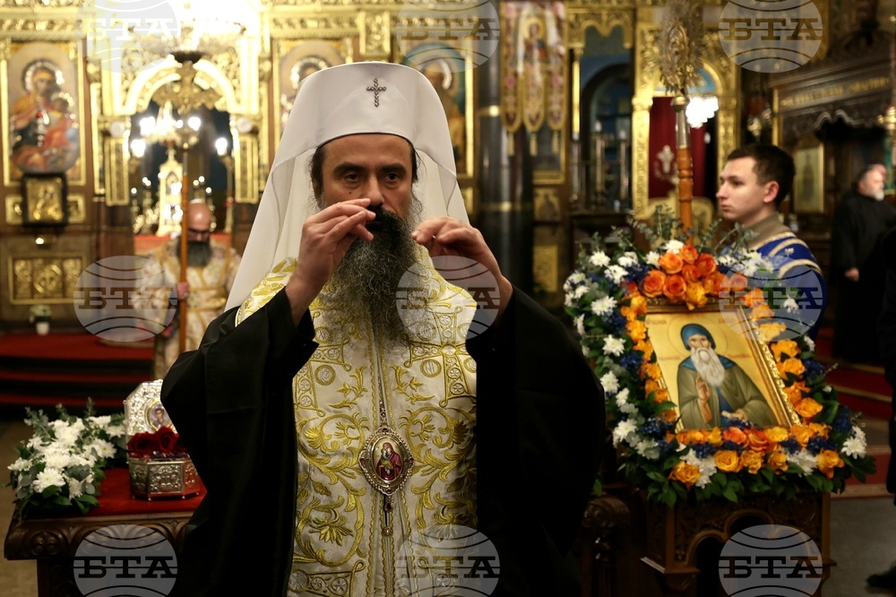 Митрополит Хризостом - патриарх Даниил - делегация и светини - посрещане