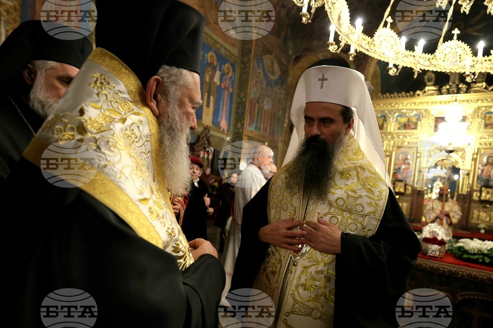 Митрополит Хризостом - патриарх Даниил - делегация и светини - посрещане