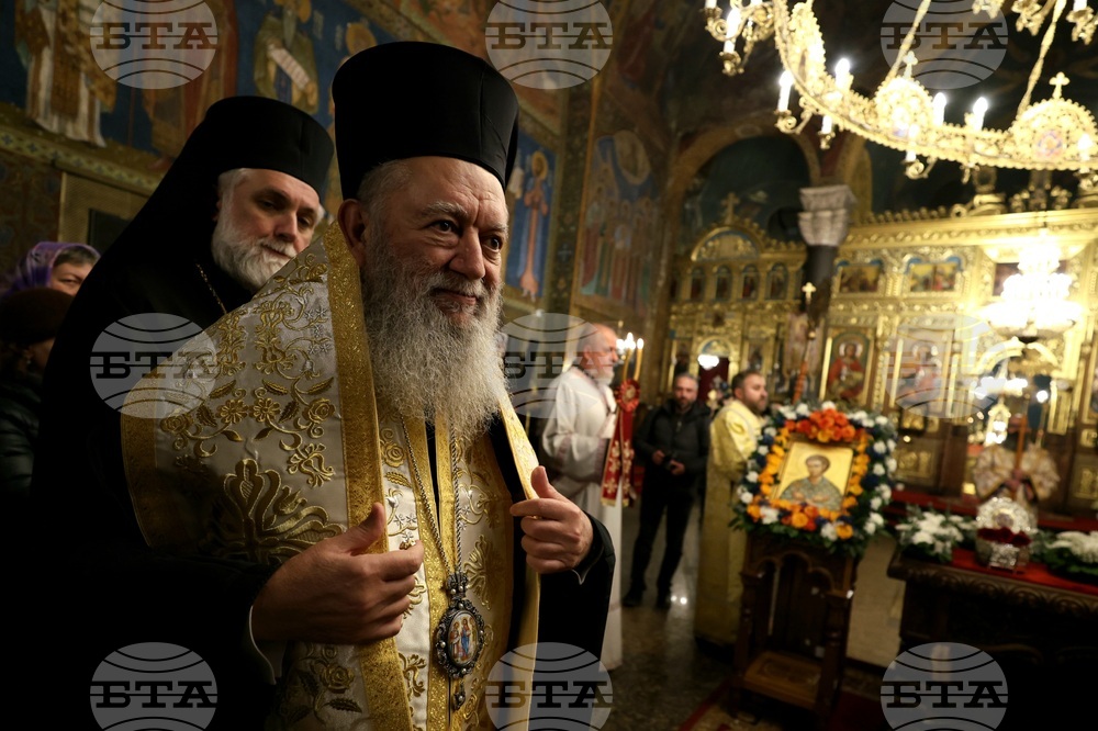 Митрополит Хризостом - патриарх Даниил - делегация и светини - посрещане