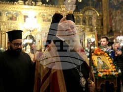 Митрополит Хризостом - патриарх Даниил - делегация и светини - посрещане