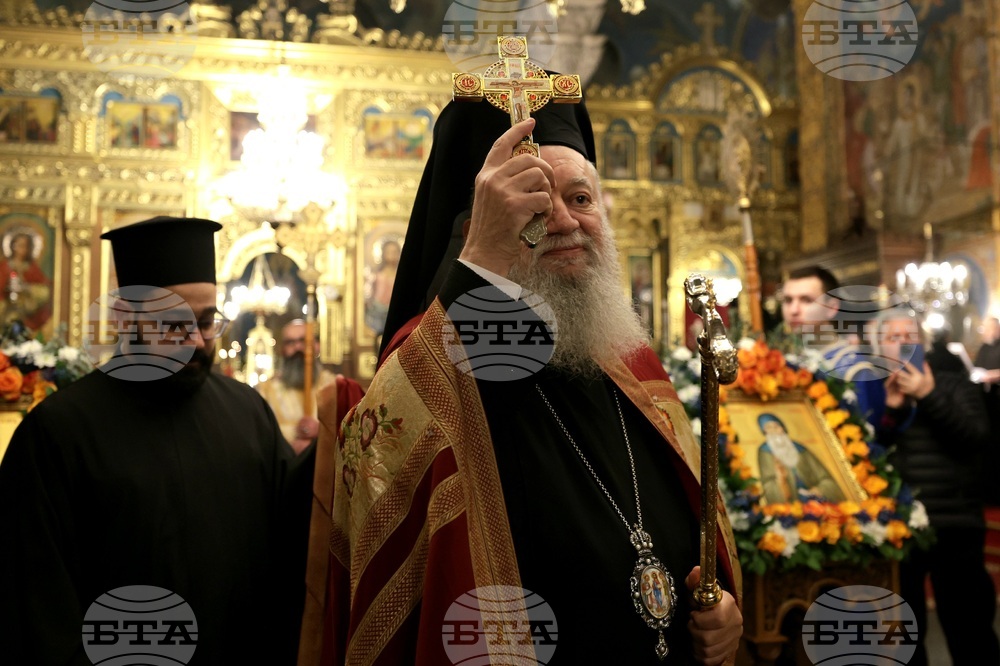 Митрополит Хризостом - патриарх Даниил - делегация и светини - посрещане