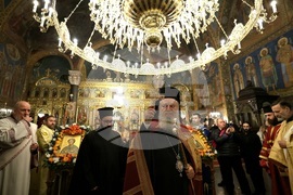 Митрополит Хризостом - патриарх Даниил - делегация и светини - посрещане