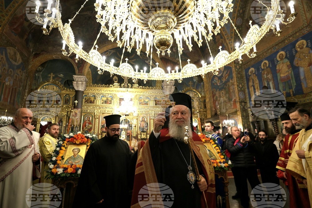 Митрополит Хризостом - патриарх Даниил - делегация и светини - посрещане